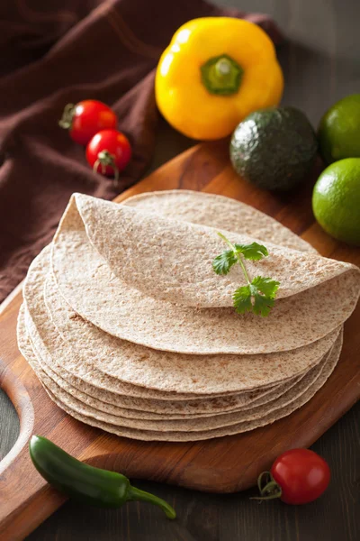 Ολόκληρο tortillas σιτάρι στο ξύλινο σκάφος και λαχανικά — Φωτογραφία Αρχείου