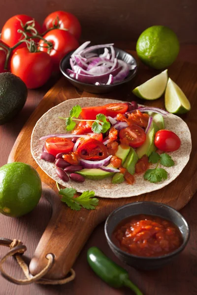 Vegan taco med avokado tomat kidneybönor och salsa — Stockfoto