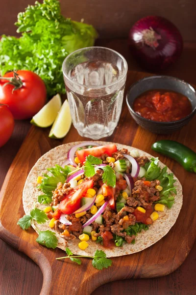 Taco mexicano con salsa de tomate de res cebolla maíz — Foto de Stock