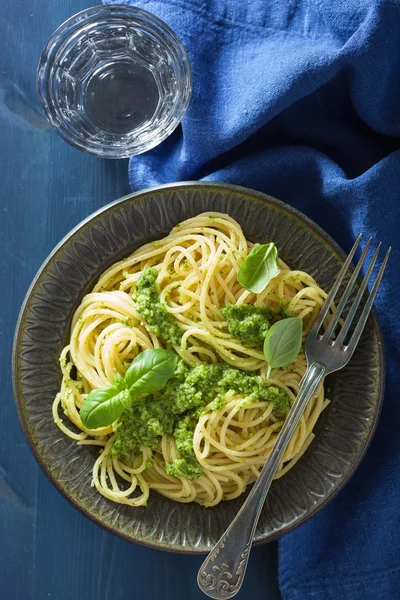 Mavi üzerine pesto soslu spagetti makarna — Stok fotoğraf