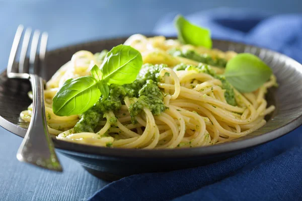 Pasta de espagueti con salsa de pesto sobre azul —  Fotos de Stock