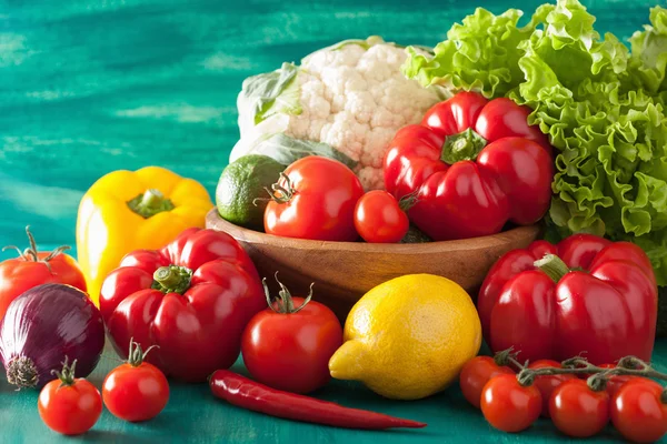 Warzyw pieprz pomidor awokado cebula kalafior sałata — Zdjęcie stockowe