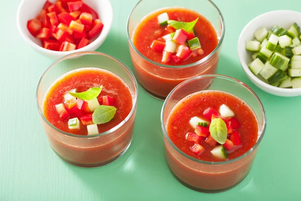Sopa de gazpacho frío en vasos e ingredientes —  Fotos de Stock