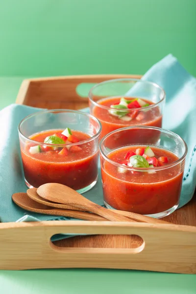 Sopa de gazpacho frío en vasos —  Fotos de Stock