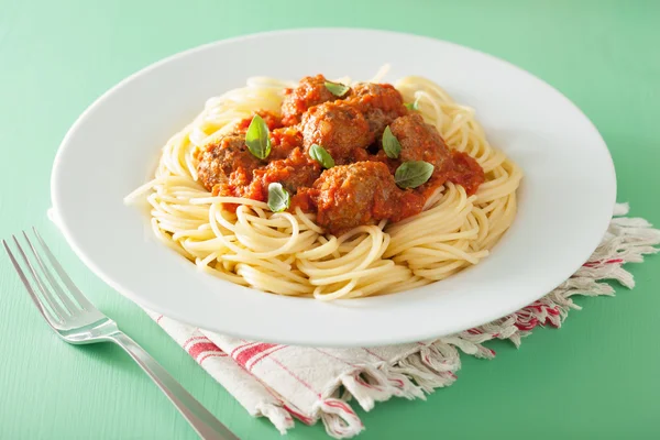 Spaghetti aux boulettes de viande à la sauce tomate — Photo