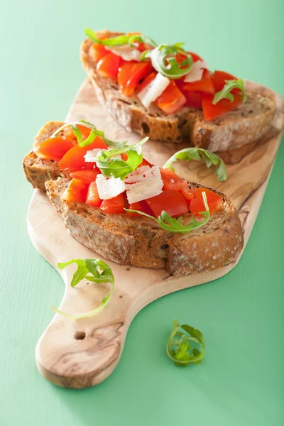 Italienische Bruschetta mit Tomaten Parmesan Rucola — Stockfoto