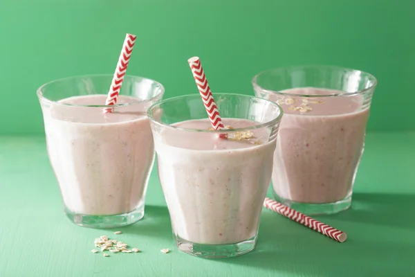 Friska jordgubbar havre smoothie — Stockfoto