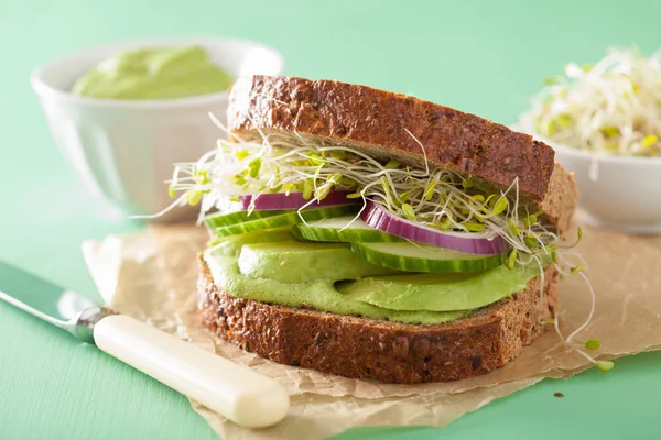 Sandwich à l'avocat sain aux choux de luzerne au concombre oignon — Photo