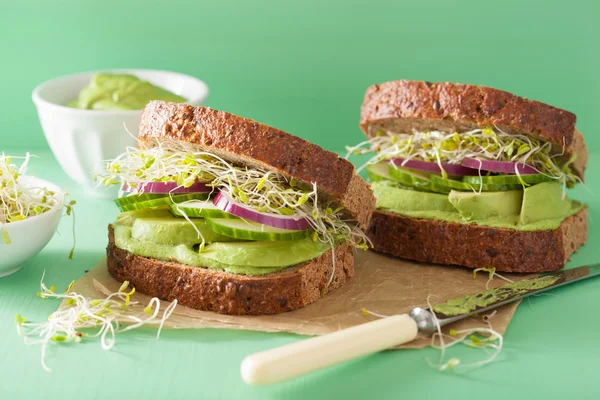 Gezonde avocado sandwich met komkommer alfalfa spruiten UI — Stockfoto