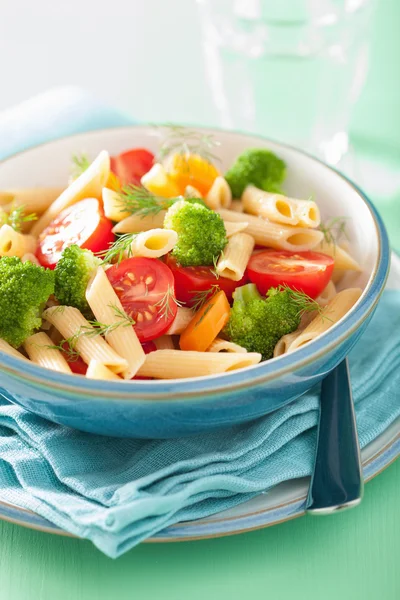 Veggie penne pasta con brócoli zanahoria de tomate —  Fotos de Stock