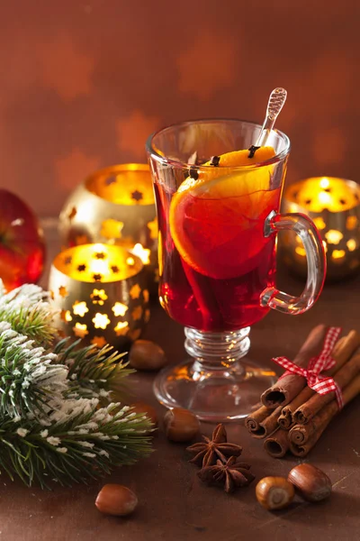 Glass of mulled wine with orange and spices, christmas decoratio — Stock Photo, Image