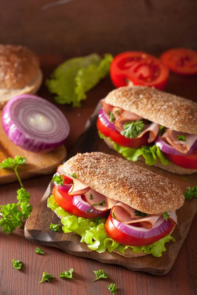Sonkás szendvics-paradicsom-hagyma saláta — Stock Fotó