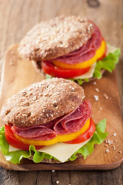 Sanduíche de salame saudável com pimenta de tomate e alface — Fotografia de Stock
