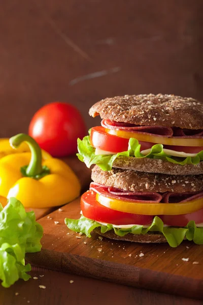 Gezonde salami sandwich met tomaat, peper en sla — Stockfoto