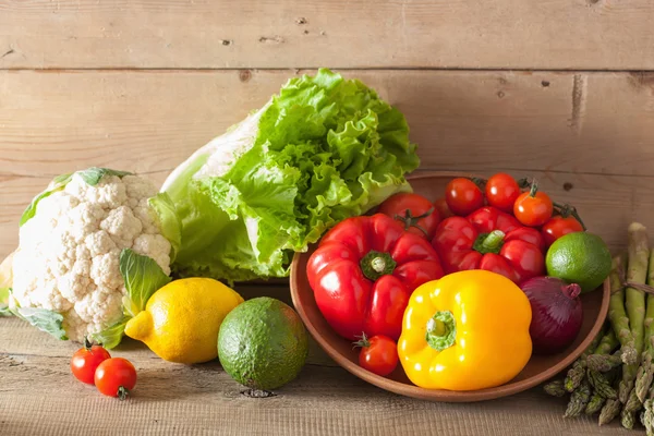 Légumes tomate poivre avocat oignon chou-fleur laitue — Photo