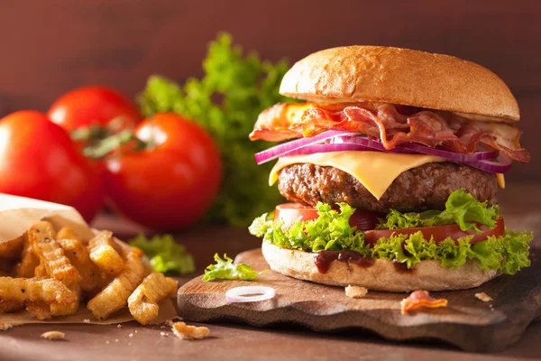 Bacon cheese burger with beef patty tomato onion — Stock Photo, Image