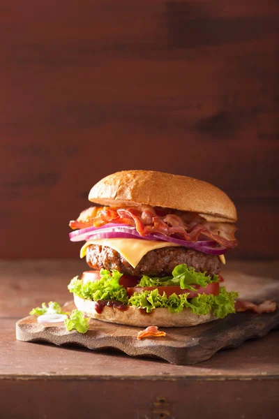 Hamburger di formaggio pancetta con cipolla di pomodoro patty manzo — Foto Stock