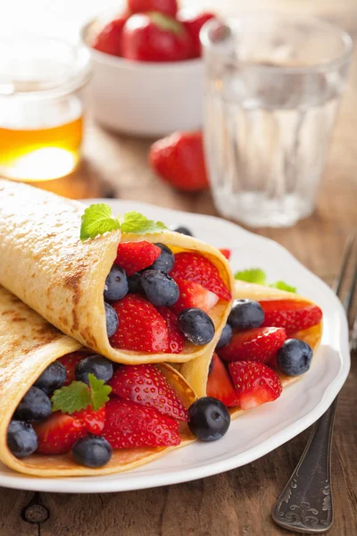 Pancakes with strawberry blueberry — Stock Photo, Image