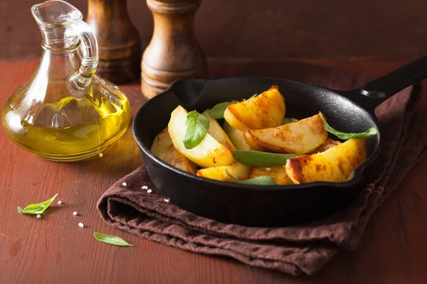 Cunei di patate al forno in padella nera — Foto Stock