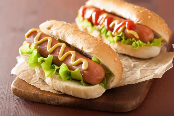 Cachorro-quente com ketchup mostarda e legumes — Fotografia de Stock