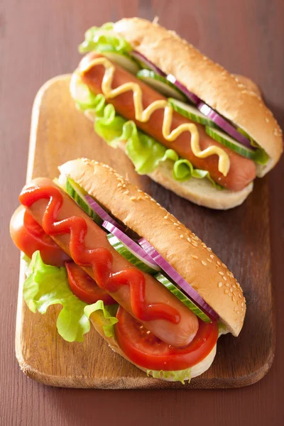 Hot dog with ketchup mustard and vegetables — Stock Photo, Image