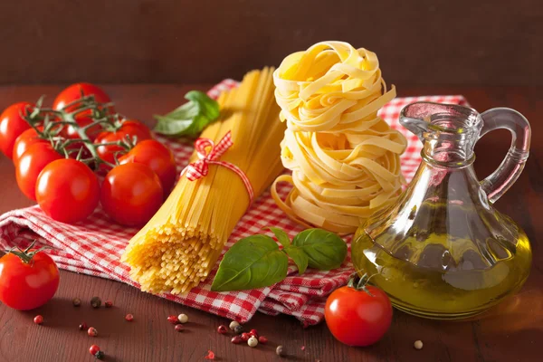 Rå pasta olivolja tomater. italiensk mat i rustik kök — Stockfoto