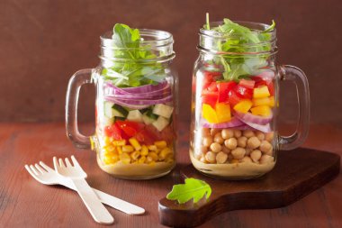 mason kavanoza sağlıklı sebze nohut salatası