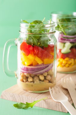 mason kavanoza sağlıklı sebze nohut salatası