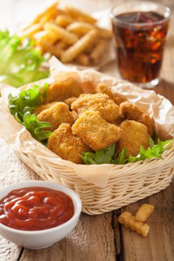 lokanta tavuk nuggets ketçap, kızarmış patates, kola ile