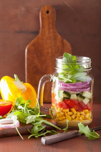 Mason kavanoza sağlıklı sebze salatası — Stok fotoğraf