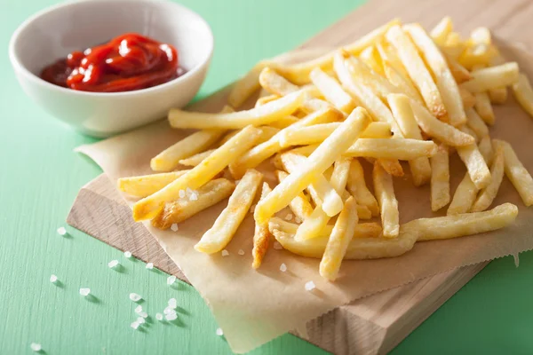 Frites au ketchup sur fond vert — Photo