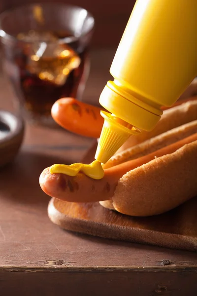 Dodanie musztarda do grilla hot dog — Zdjęcie stockowe