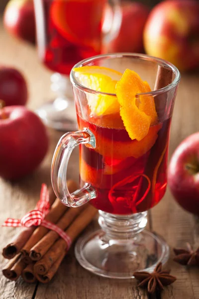 Glass of mulled wine with orange and spices, winter drink — Stock Photo, Image