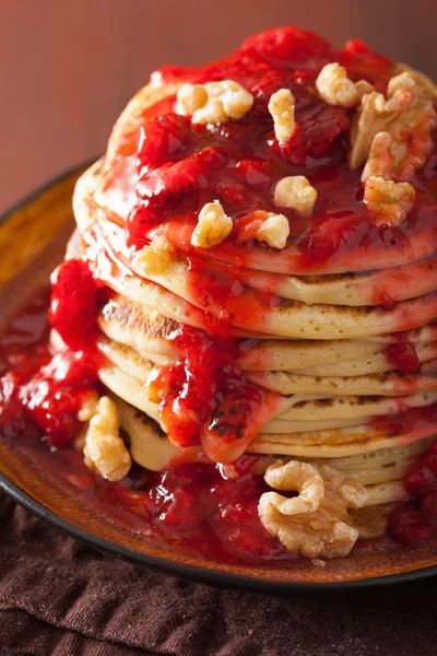 Pancakes with strawberry jam and walnuts. tasty dessert — Stock Photo, Image
