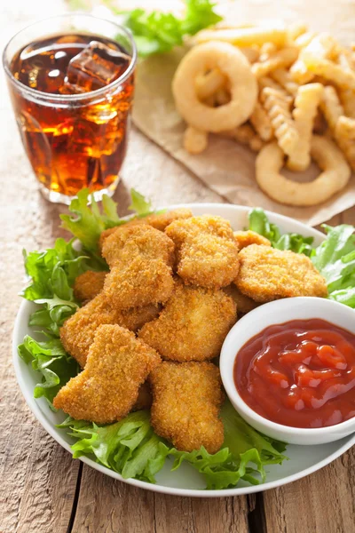 Fast food nuggets de frango com ketchup, batatas fritas, cola — Fotografia de Stock