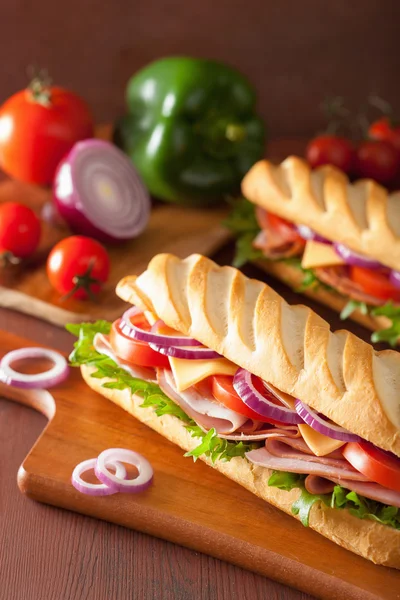 Sanduíche de baguete longo com alface de tomate de queijo de presunto — Fotografia de Stock