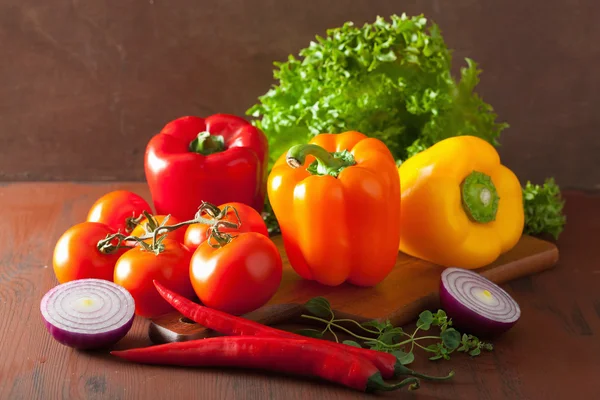 Verduras sanas pimienta ensalada de tomate cebolla sobre fondo rústico —  Fotos de Stock