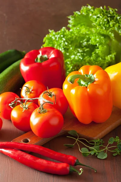 Healthy vegetables pepper tomato salad on rustic background — Stock Photo, Image