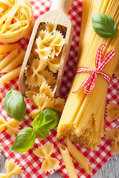 Pasta cruda spaghetti farfalle penne cucina italiana — Foto Stock