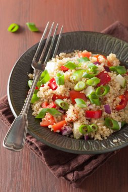 sağlıklı quinoa salata domates salatalık soğan chives ile