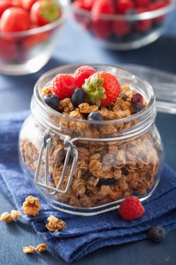 Cam Kavanoz ve çilek sağlıklı ev yapımı granola