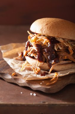 ev yapımı domuz burger lahana salatası ve barbekü sosu çekti
