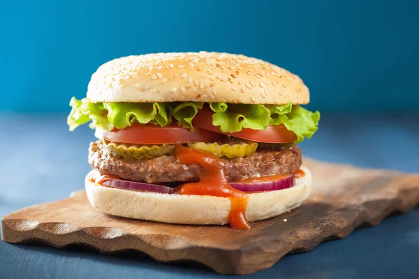 Hamburger met rundvlees patty Sla UI tomatenketchup — Stockfoto