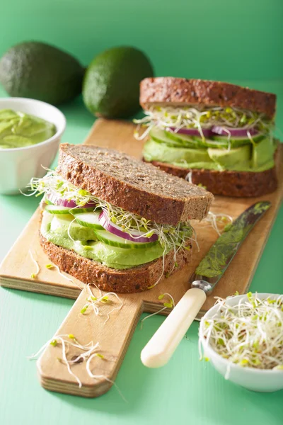 Gezonde avocado sandwich met komkommer alfalfa spruiten UI — Stockfoto