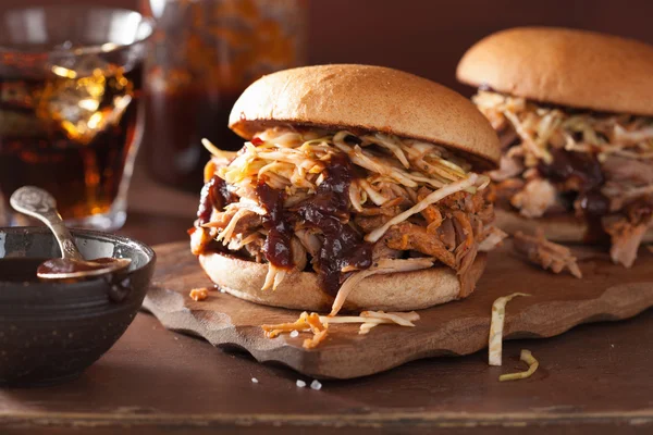 Hamburguesa de cerdo tirada casera con ensalada de col y salsa barbacoa — Foto de Stock