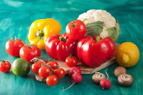 Vihannekset tomaatti pippuri sipuli kukkakaali sipuli — kuvapankkivalokuva