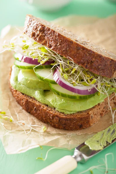 Gesundes Avocado-Sandwich mit Gurken-Luzerne-Sprossen-Zwiebeln — Stockfoto