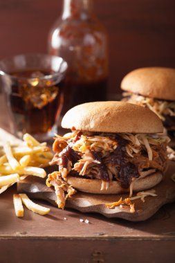 ev yapımı domuz burger lahana salatası ve barbekü sosu çekti