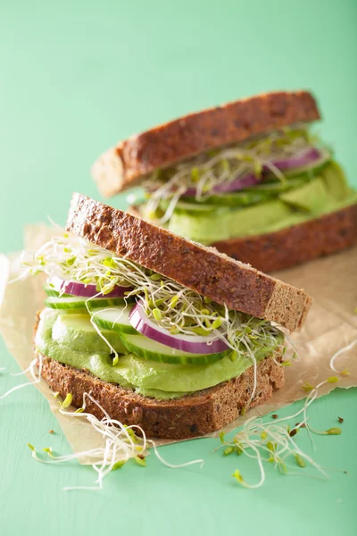 Gezonde avocado sandwich met komkommer alfalfa spruiten UI — Stockfoto