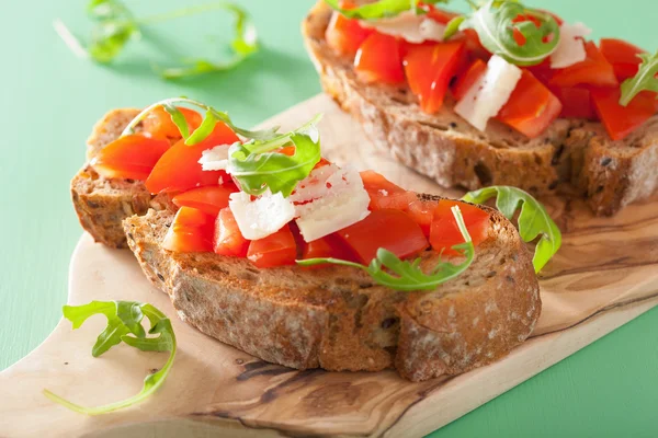 Italiaanse bruschetta met tomaten parmezaanse arugula — Stockfoto